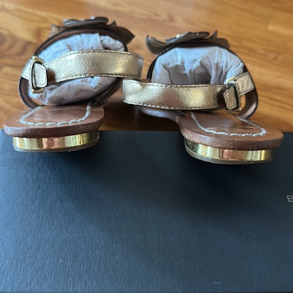 Coach Sari sandals - metallic gold leather with flower detail, size 8 - Picture 12 of 13